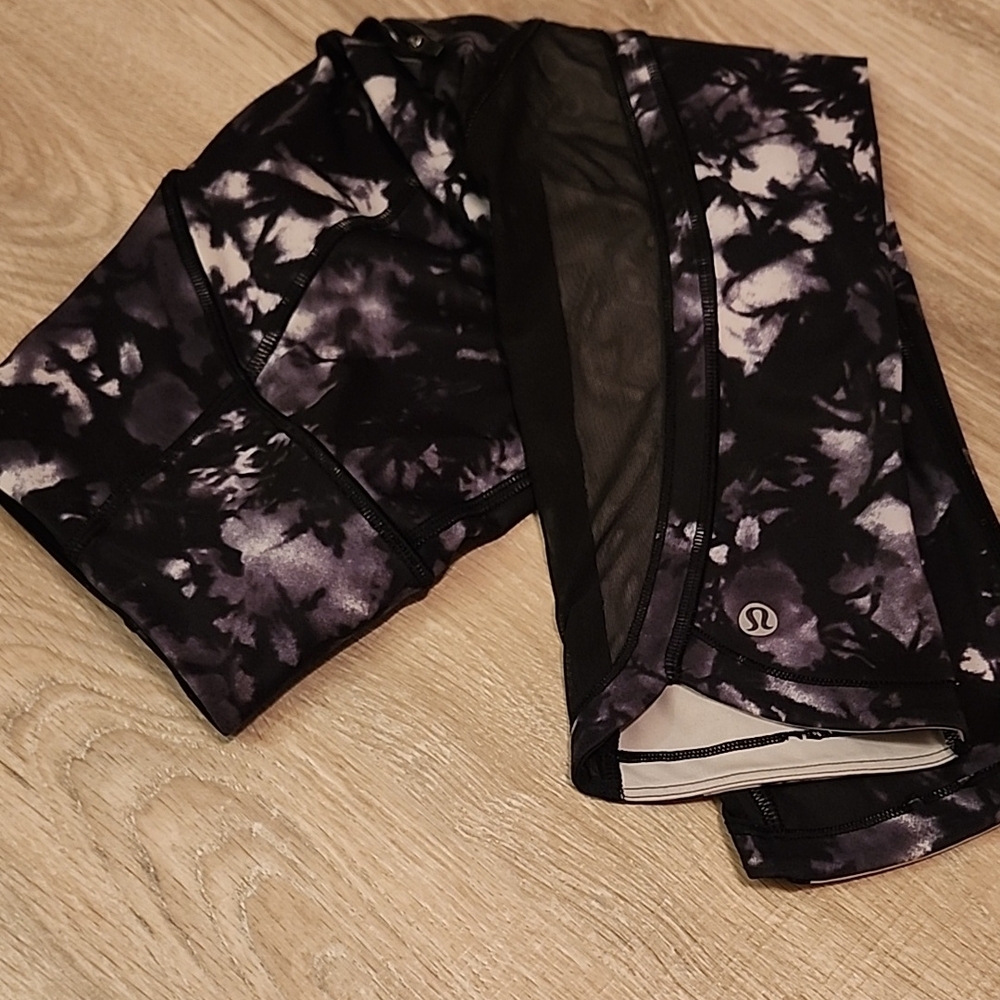 Lululemon Black and Grey Patterned Cropped Leggings
